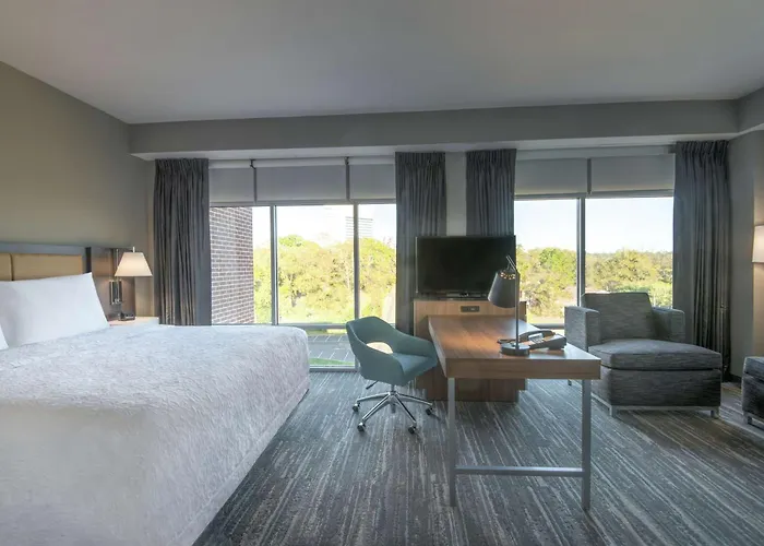 Hampton & Capitol-university 3*