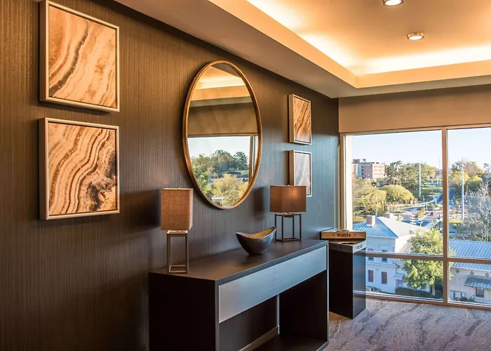 Hotel Hampton & Capitol-university 3*